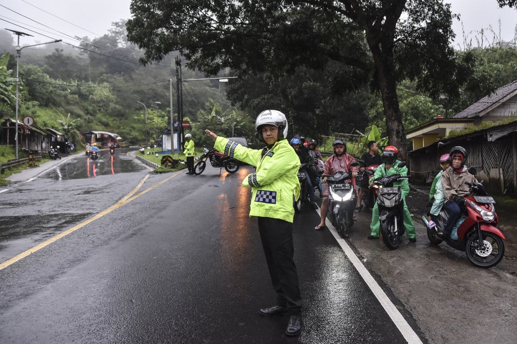 jika-kondisi-cuaca-buruk,-bmkg-sarankan-perjalanan-balik-ditunda