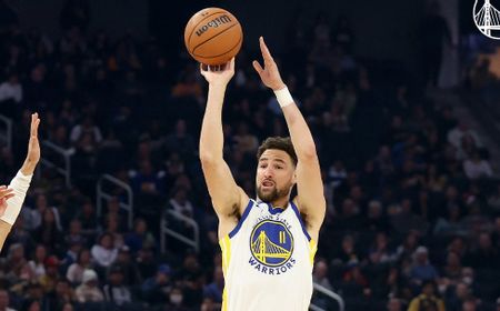 klay-thompson-bawa-warriors-menang-123-–-116-atas-jazz,-tetap-di-posisi-ke-10-di-wilayah-barat