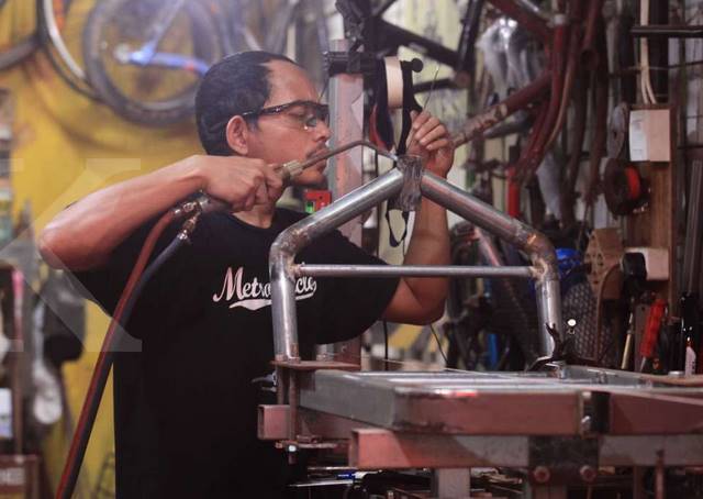 foto-pembuatan-sepeda-cargo,-solusi-angkutan-barang-mini-di-kota