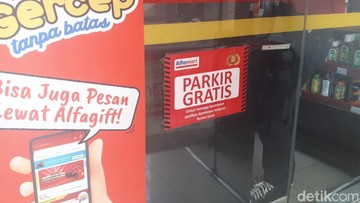 viral-jukir-palak-pemotor-rp-15-ribu,-parkir-di-minimarket-harusnya-gratis!