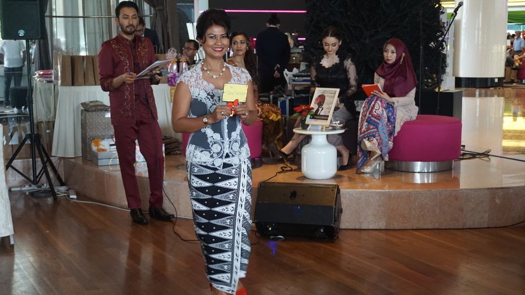 5-ide-kebaya-kartini-modern-dan-klasik-untuk-perempuan-berhijab