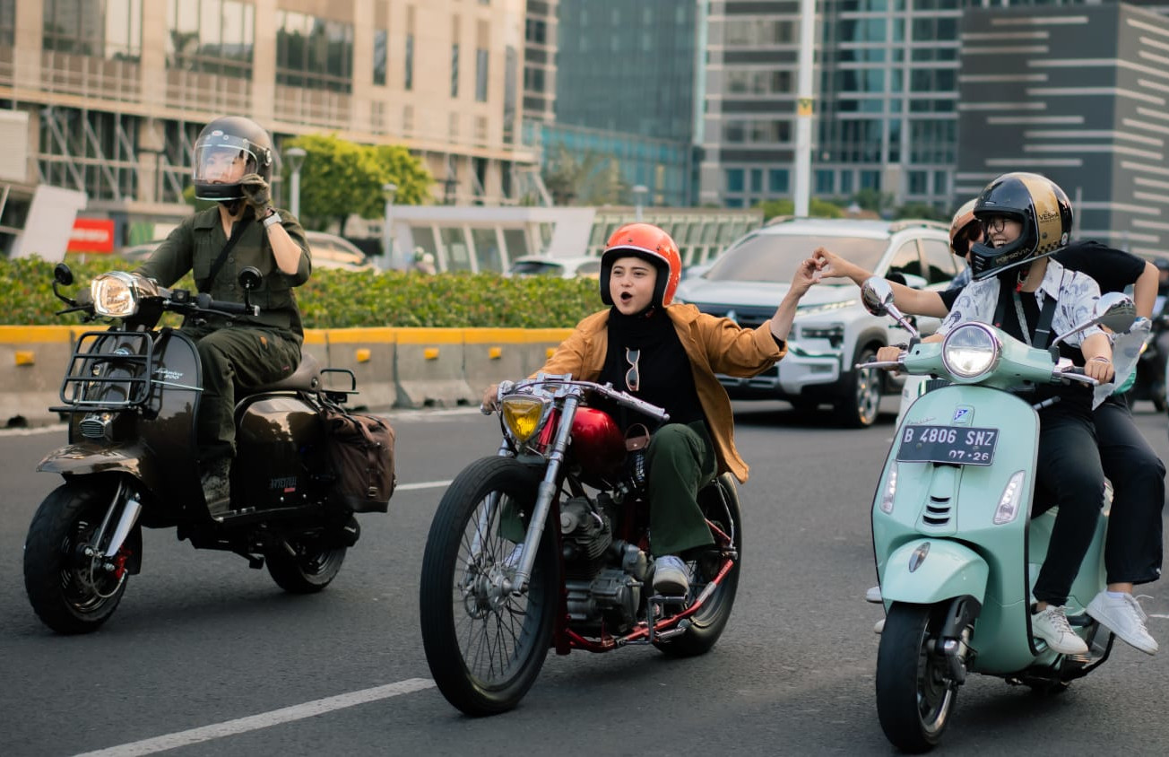 riding-cantik-keliling-jakarta,-ini-5-tips-berkendara-motor-aman-bagi-wanita