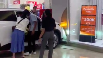 kok-bisa-chery-omoda-e5-dikemudikan-bocah-nabrak-tembok-mall,-emang-nyala?