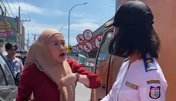 viral-wanita-di-makassar-ngamuk-usai-mobilnya-yang-parkir-liar-digembok-dishub