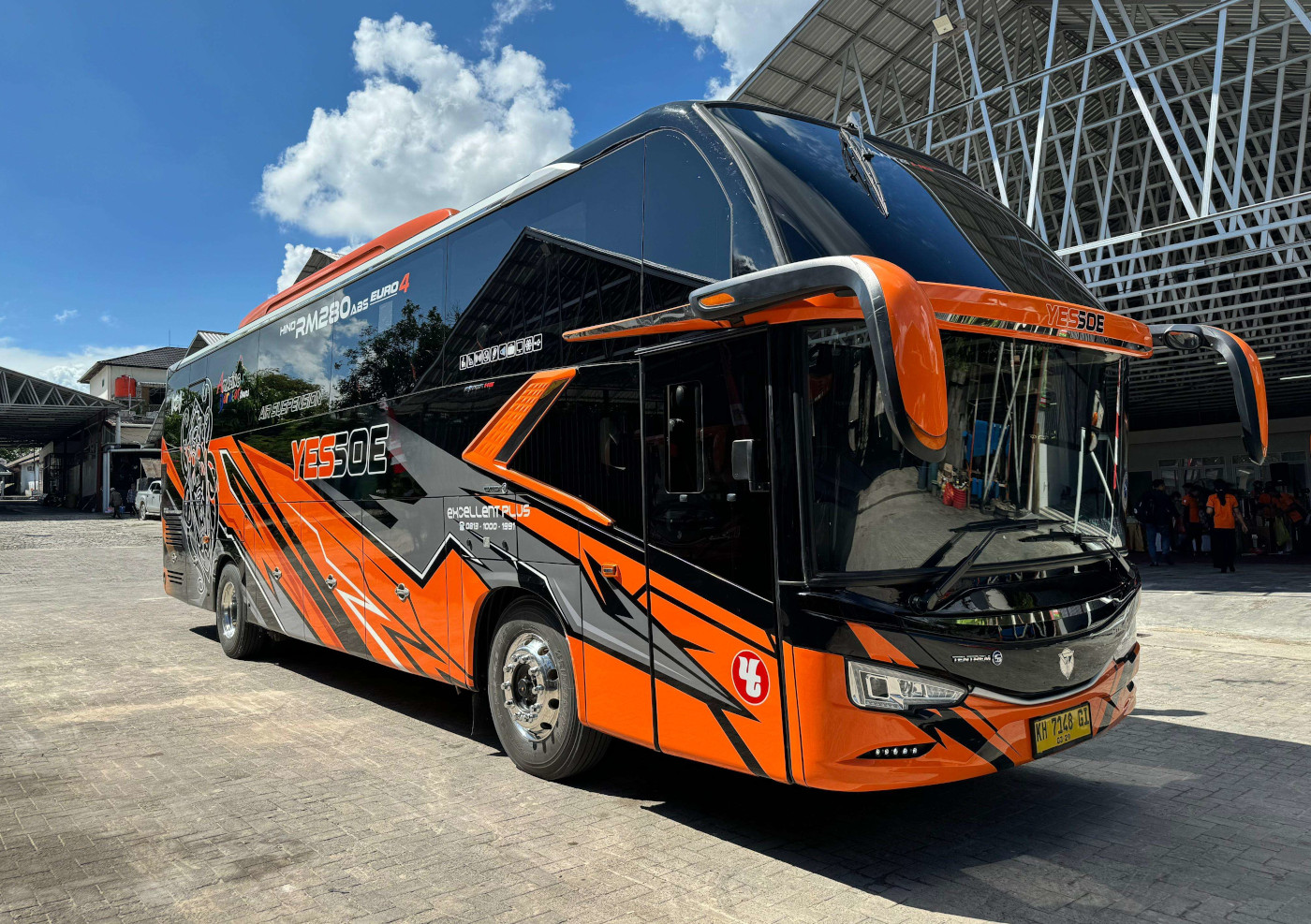 hino-menyerahkan-bus-rm-280-abs-kepada-po-yessoe-travel-di-kalimantan-tengah