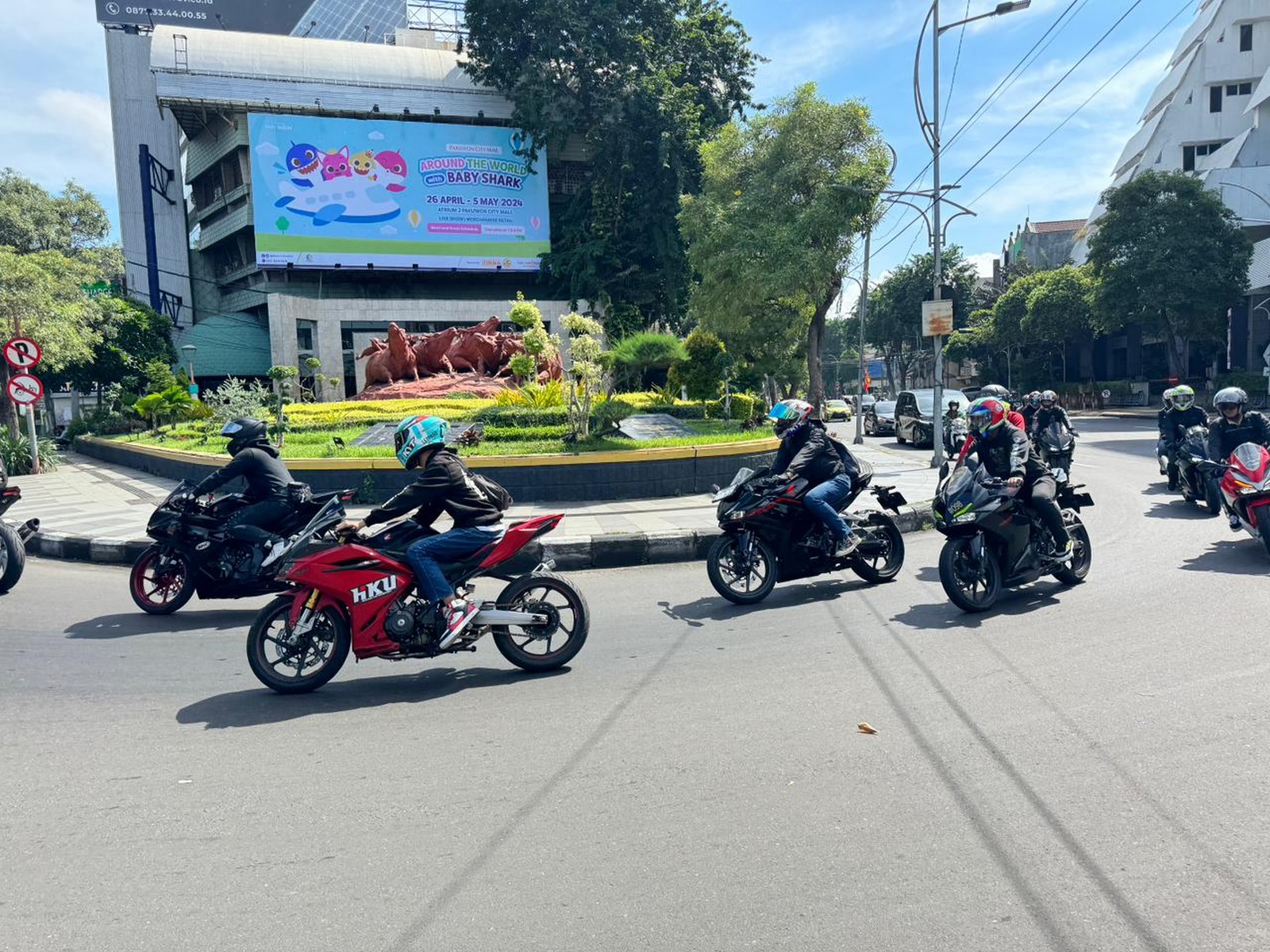 biker-honda-cbr250rr-surabaya-geber-saturdayride-dan-gathering