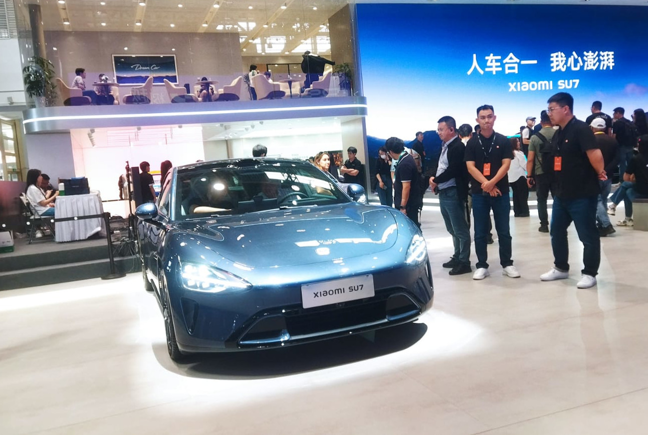 lihat-langsung-sedan-listrik-xiaomi-su7-diantre-sampai-mejeng-di-counter-hape-nya-di-mall