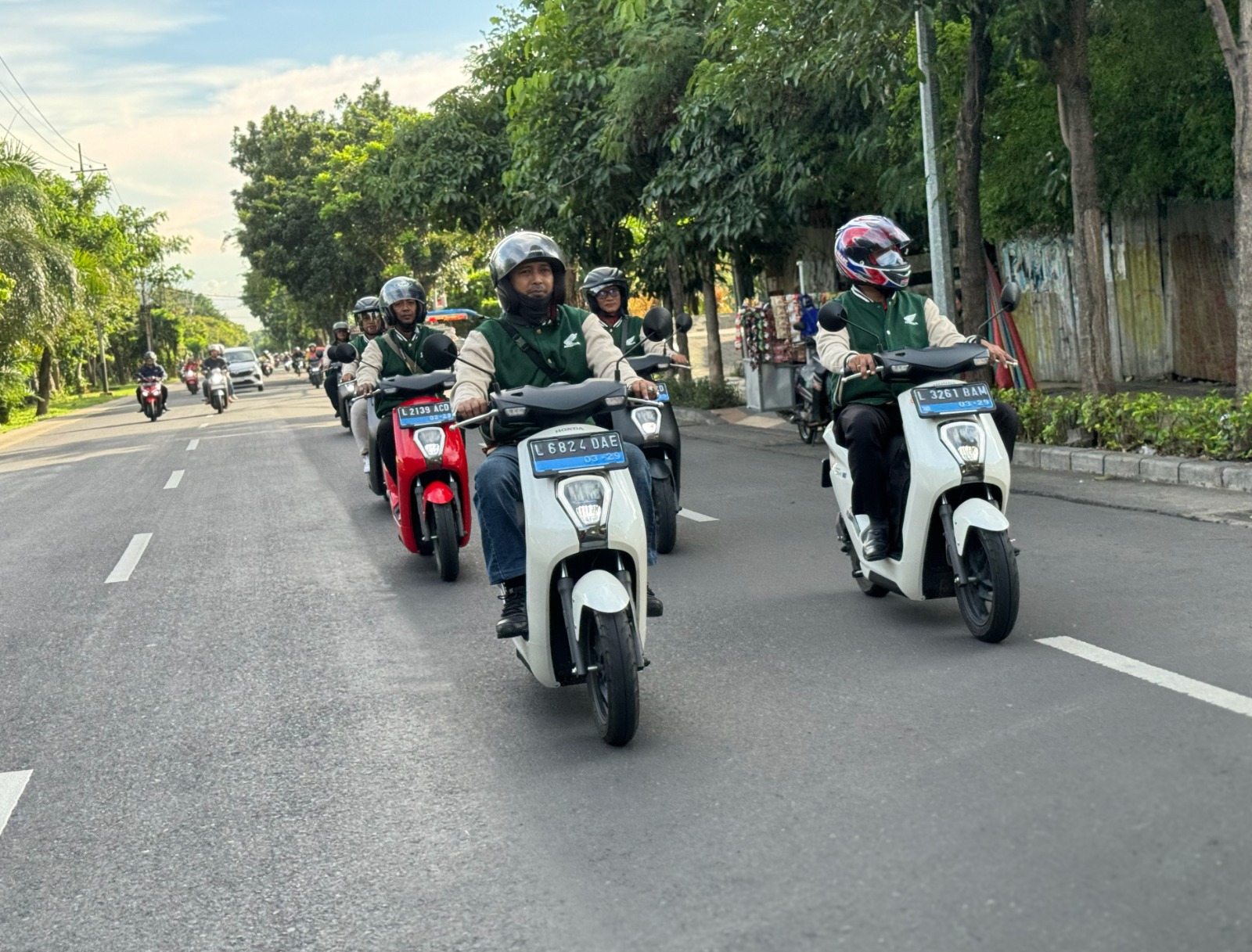 city-rolling-di-kota-surabaya-bersama-motor-listrik-honda-em1-e: