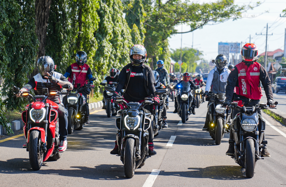 candi-prambanan-diserbu-305-ducati,-pecahkan-rekor-muri-di-event-we-ride-as-one