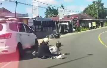 tega!-mobil-van-putih-kabur-usai-tubruk-pemotor-wanita-di-bengkulu