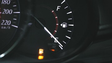 lampu-indikator-bensin-menyala,-mobil-masih-bisa-melaju-berapa-km?