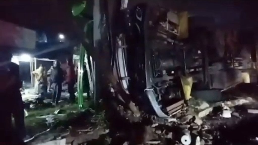 bus-wisata-terguling-di-subang,-polisi:-sementara-4-orang-tewas