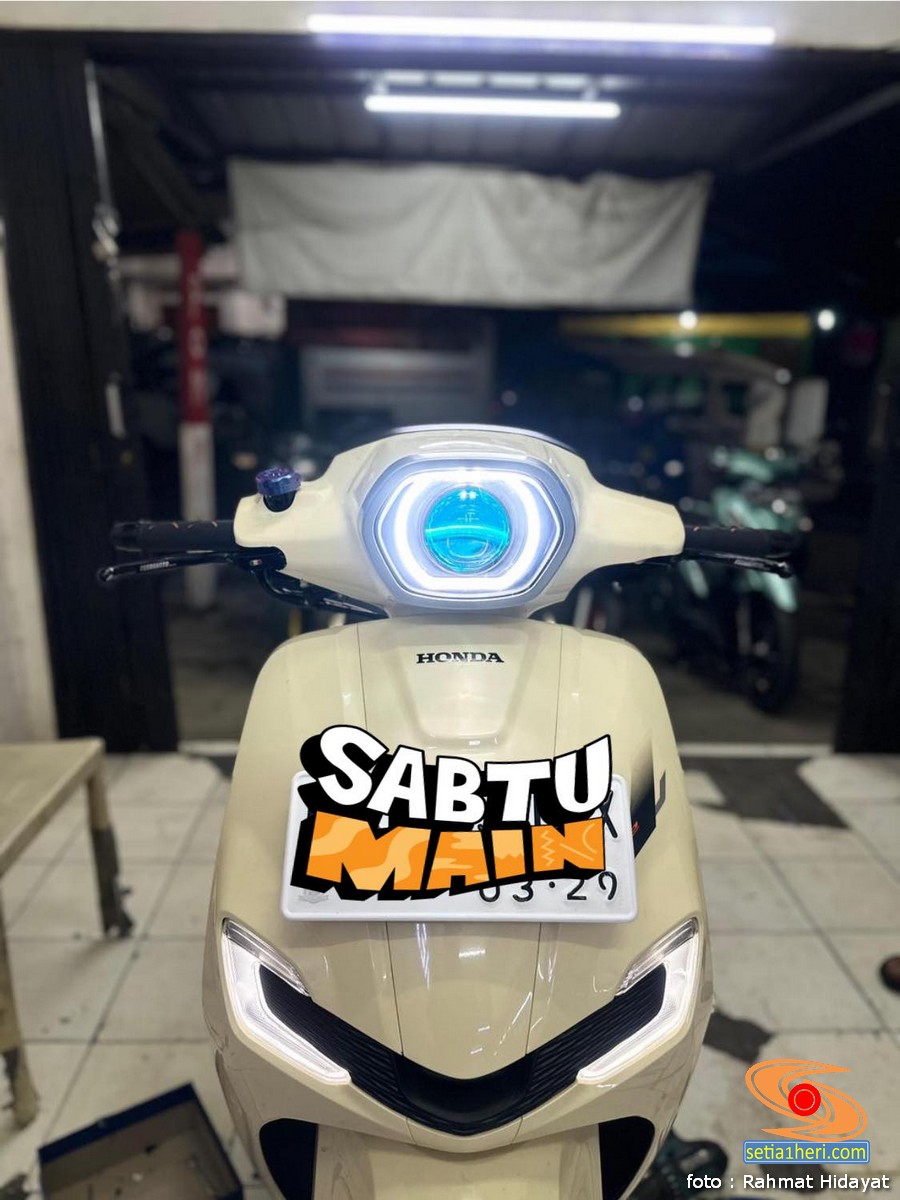 modif-tipi-tipis-honda-stylo-160-pakai-billed-dan-knalpot-racy