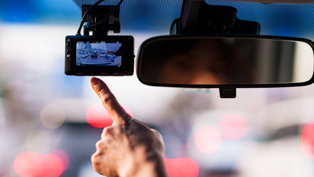 cara-pasang-dashcam-mobil-sendiri-tanpa-harus-ke-bengkel