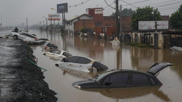 mobil-mobil-jadi-saksi-bisu-parahnya-banjir-di-brasil