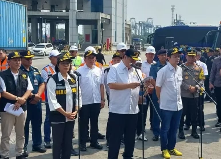 bebaskan-kontainer-yang-terhenti,-menko-airlangga-&-sri-mulyani-menuju-priok