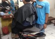 Gokil…cukur rambut pakai kursi dari motor honda supra