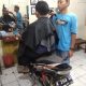 gokil…cukur-rambut-pakai-kursi-dari-motor-honda-supra