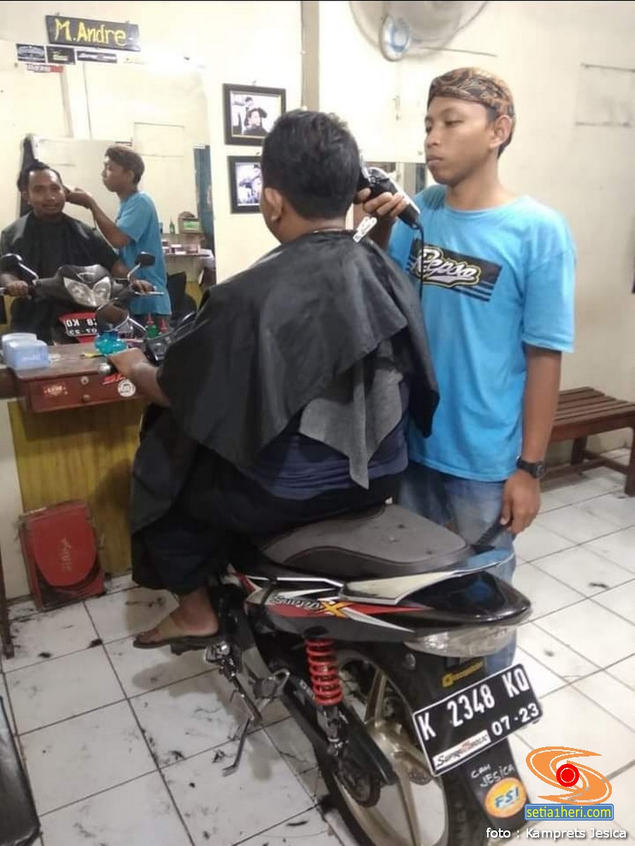 gokil…cukur-rambut-pakai-kursi-dari-motor-honda-supra