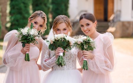 6-tugas-bridesmaid-di-pernikahan,-bukan-cuma-jadi-pagar-ayu
