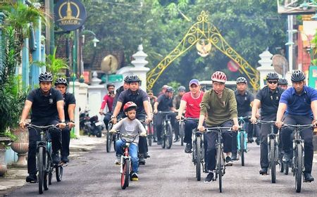 jokowi-ajak-jan-ethes-bersepeda-di-yogyakarta