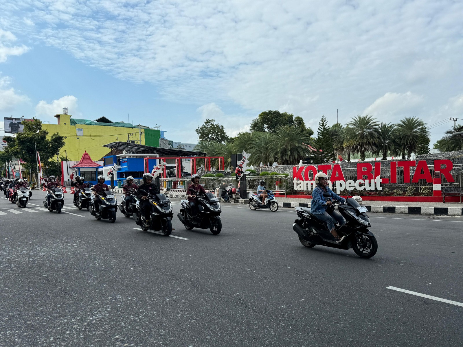 ratusan-biker-honda-pcx-rolling-city-dan-explore-heritage-kota-blitar
