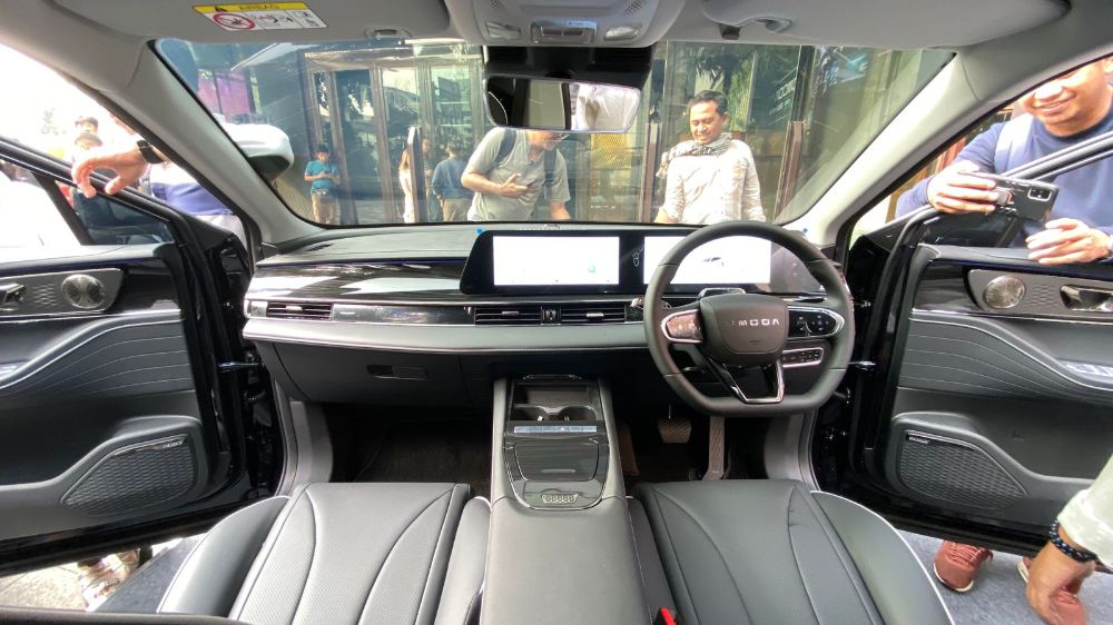 interior-terbaru-chery-omoda-e5-kini-ada-yang-serba-hitam