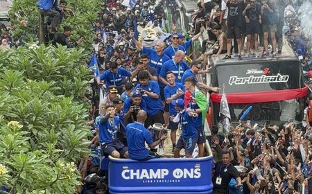 lautan-bobotoh-konvoi-sambut-kemenangan-persib-bandung-juara-liga-1-2023/2024