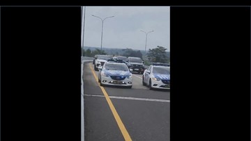 viral-rombongan-fortuner-pakai-sirine-strobo-dan-dikawal-polisi