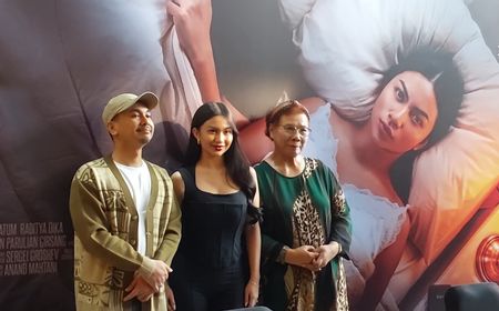 raditya-dika-diajari-merokok-oleh-ariel-tatum-di-film-catatan-harian-menantu-sinting
