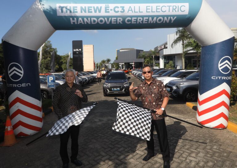 serah-terima-50-unit-citroen-e-c3-all-electric-ke-pelanggan,-garansi-diperpanjang