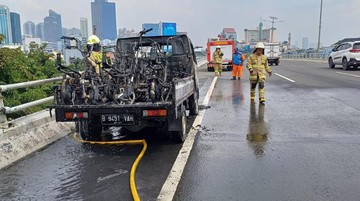 ngeri!-pikap-angkut-10-sepeda-listrik-hangus-terbakar,-kok-bisa?