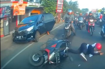 viral-pemotor-hantam-pintu-mobil-yang-dibuka-sembarangan,-ini-pelajarannya