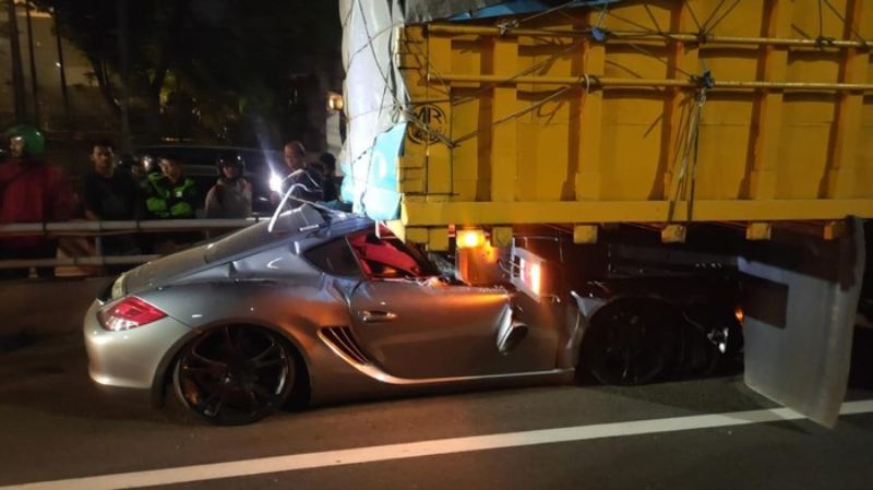 kecelakaan-maut-porsche-di-tol-dalam-kota-jakarta,-pengemudi-tewas