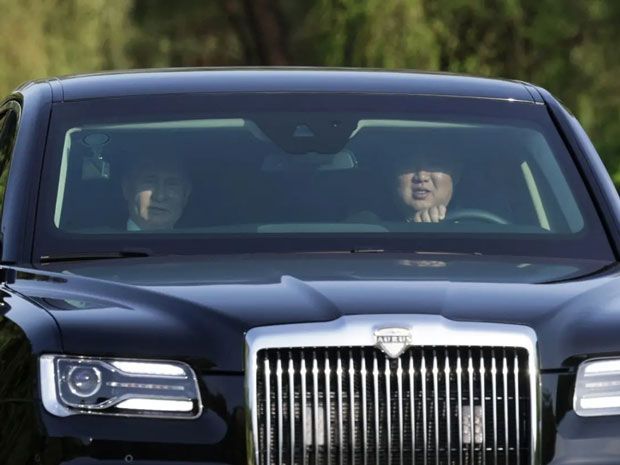 kim-jong-un-dapat-hadiah-mobil-mewah-buatan-rusia-lagi-dari-vladimir-putin