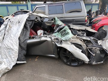 nyetir-mobil-sport-seperti-porsche-yang-kecelakaan-di-tol-dalkot,-pengennya-ngegas-terus