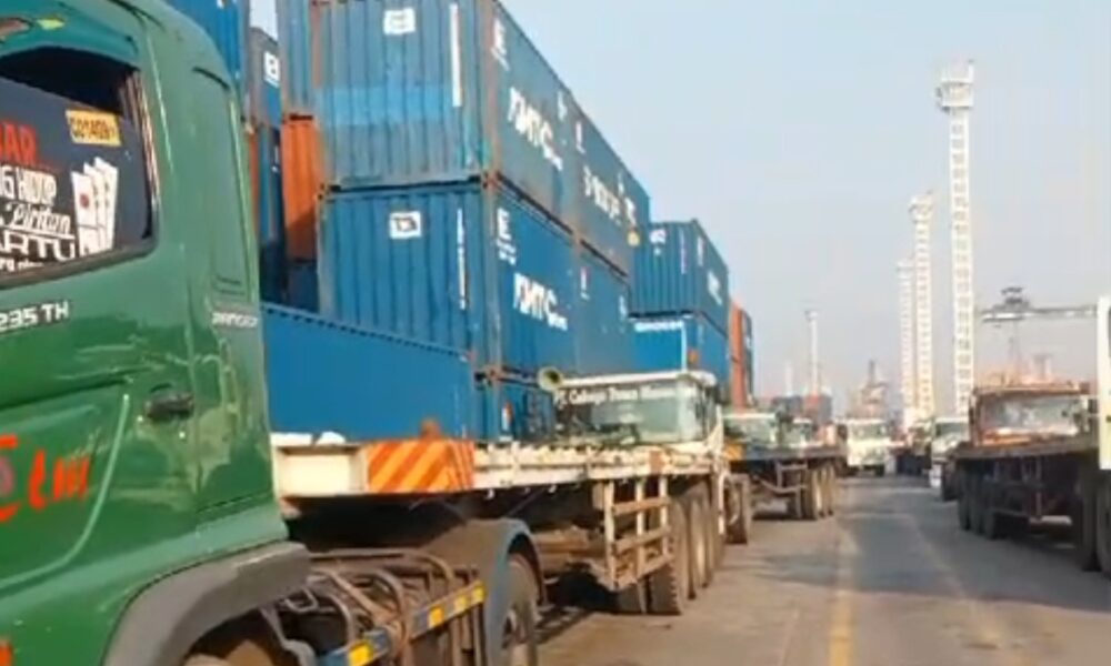 sistem-tidak-bermasalah,-tetapi-truk-mengantre-di-tpk-koja,-ada-apa-?