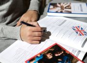 Tingkatan Bahasa Inggris di CV dan Cara Menulisnya
