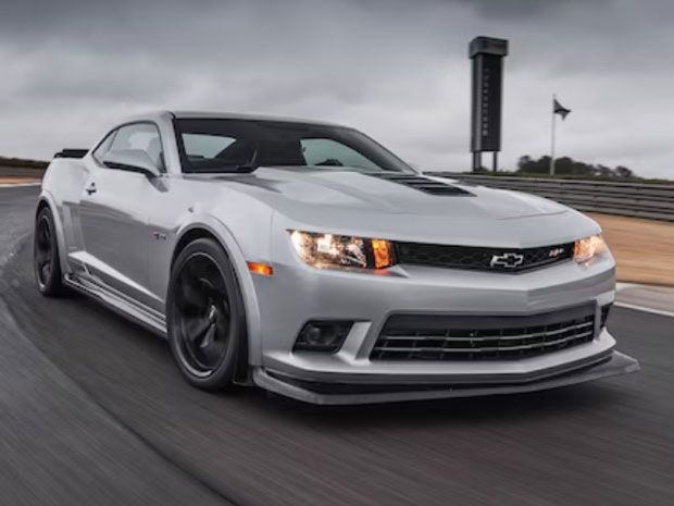 bukan-buat-kalangan-gaji-umr,-sebuah-chevrolet-camaro-bumblebee-setara-9-daihatsu-sigra