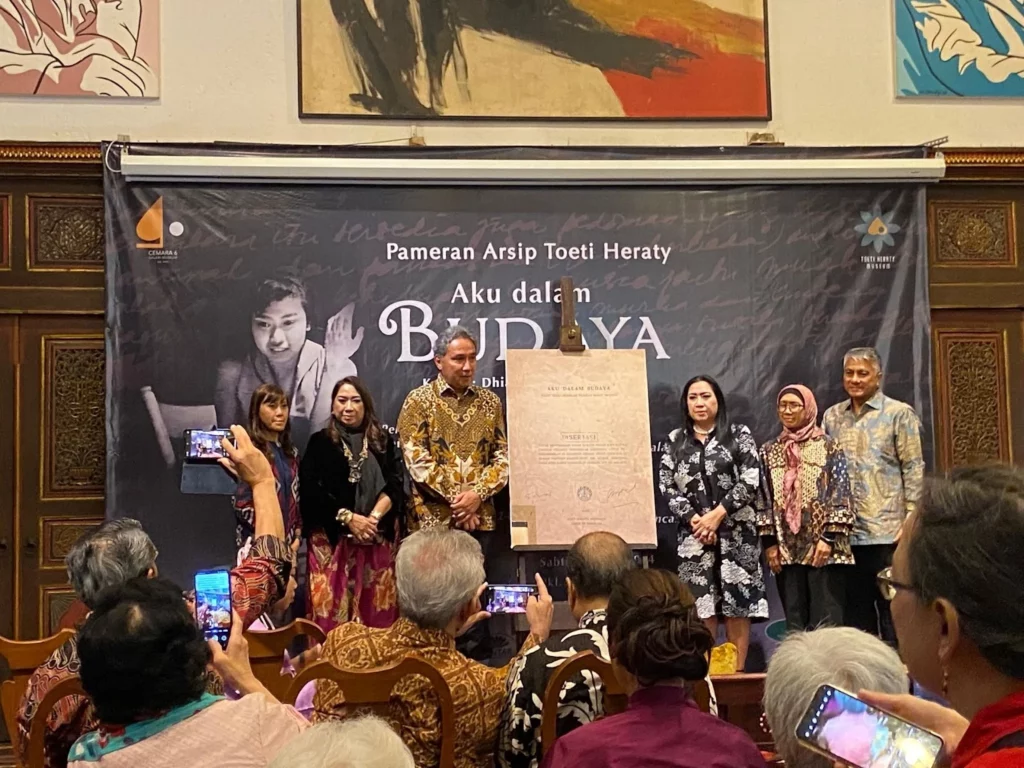 merawat-ingat-kepingan-warisan-toeti-heraty-lewat-pameran-‘aku-dalam-budaya’