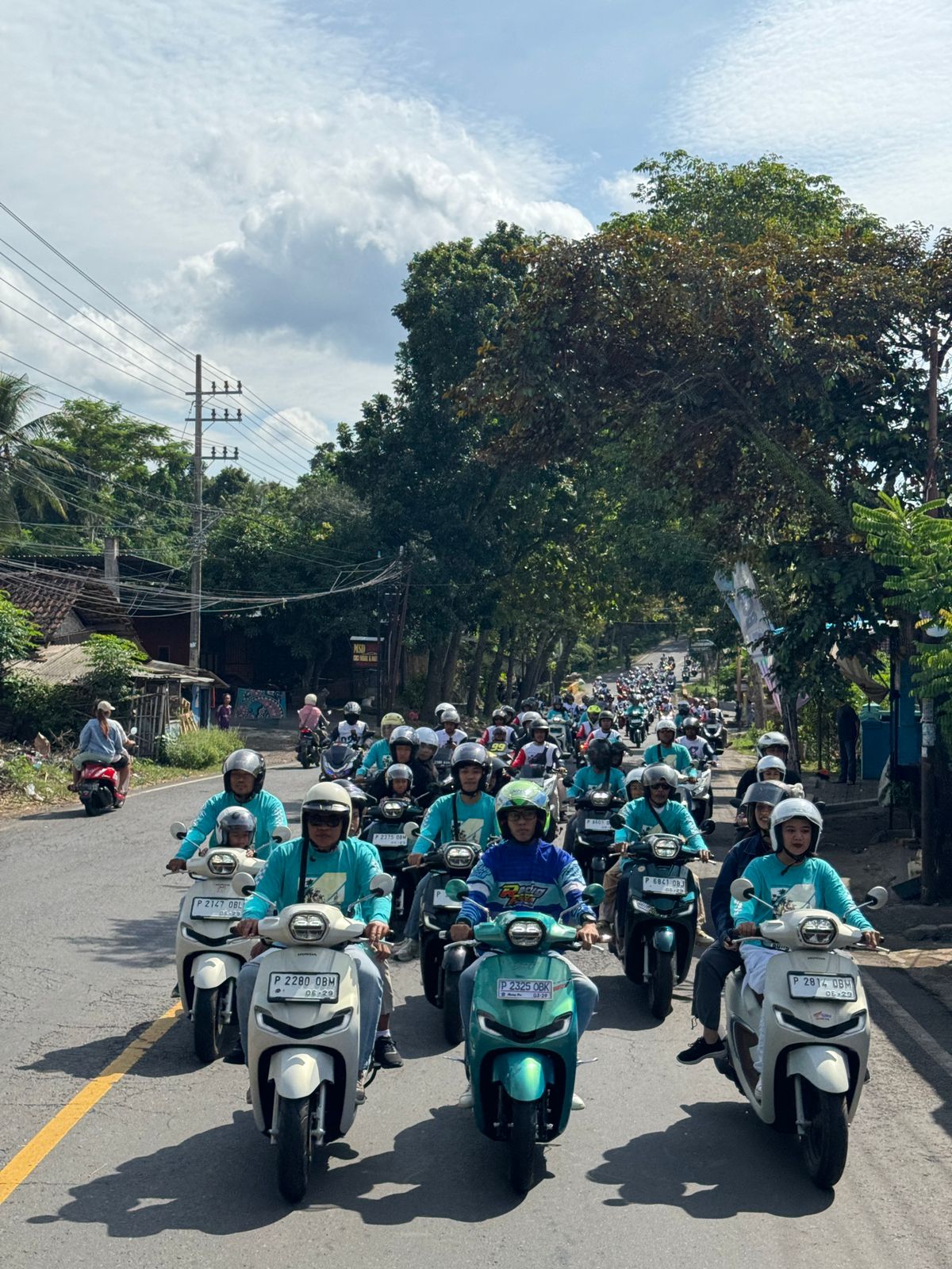ratusan-pecinta-honda-pcx160-dan-honda-stylo-160-jelajahi-kota-banyuwangi