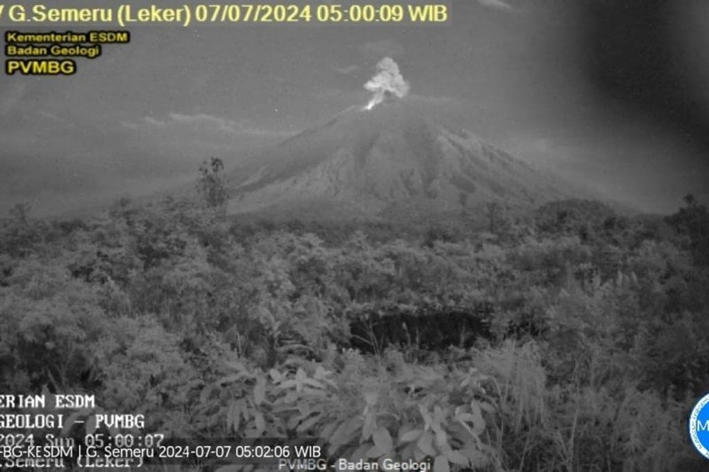 gunung-semeru-erupsi,-lontaran-letusan-teramati-capai-1-km