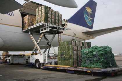 turunnya-kargo-di-bandara-sentani-pada-bulan-juni-2024