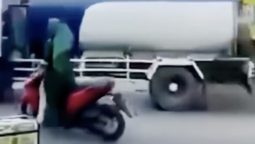 viral-emak-emak-bawa-motor-sambil-berdiri-nyaris-tersambar-truk,-begini-faktanya