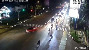 ayla-dihantam-fortuner-gegara-terobos-lampu-merah,-sopir-tewas