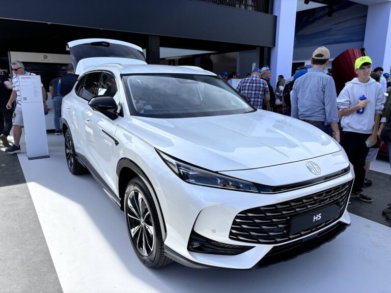 mg-hs-gen-2-model-phev-dan-ice-meluncur-di-goodwood