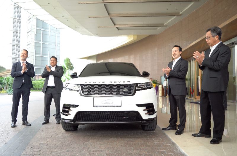 range-rover-hadirkan-kemewahan-antar-jemput-di-hotel-raffles-jakarta
