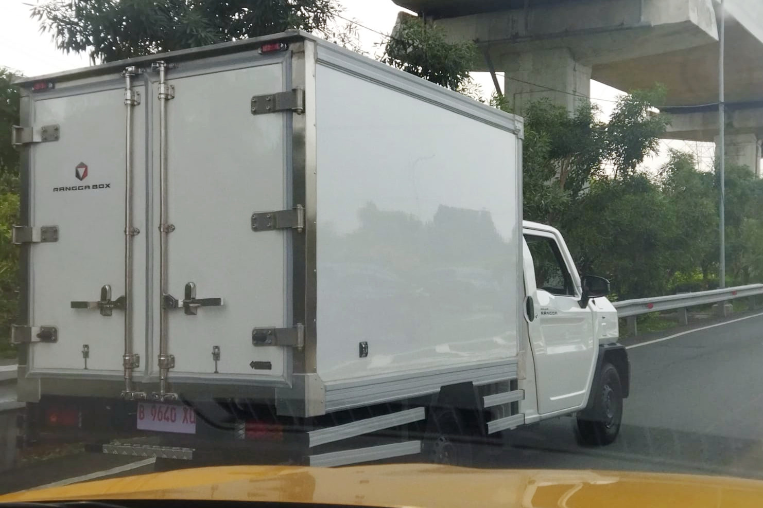 toyota-hilux-rangga-santai-melaju-di-jalan-tol,-harga-resmi-diumumkan-di-giias-2024-?