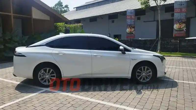 aion-es-diperkenalkan-tanpa-ada-adas-dan-sunroof.-mengapa?