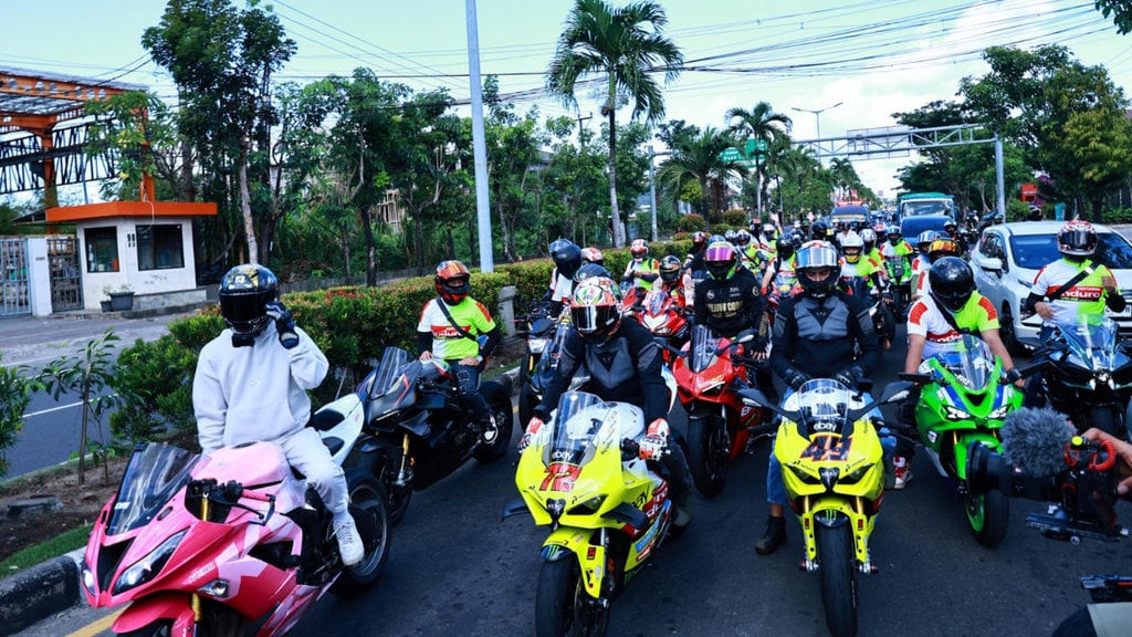 pembalap-pertamina-parade-bareng-komunitas-klub-motor-bali